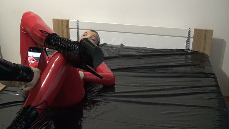 Latex Danielle: Focení V Červené Latexové Kombinéze S Latexovou Maskou a Průhledným Obličejem.