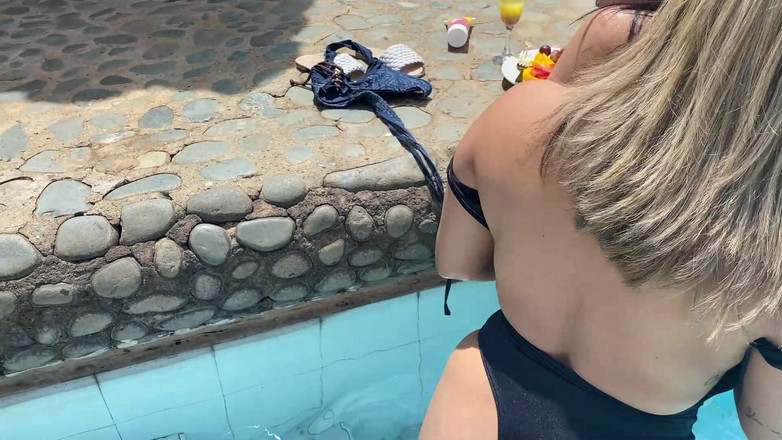 Naty Delgado: プールでの晴れた日!親友がプールで私をしごき、私がイッかせるまで手でしゃいます!