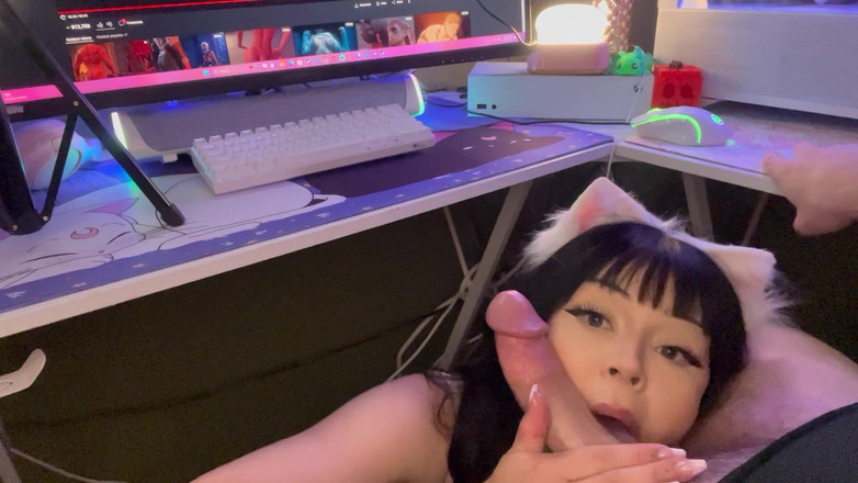 Eden Rylie: Une gameuse taille une pipe sous le bureau