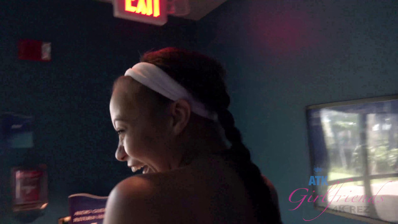 ATK Girlfriends: Adriana Maya 7부와 함께하는 하와이의 가상 휴가