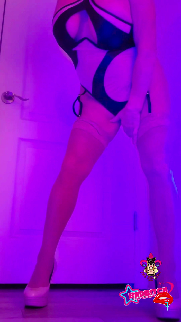 Kat-Licious: Kat-licious काले और टैन टेडी, गार्टर बेल्ट और जांघ-उच्च hoes में कामुक नृत्य करती है