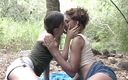 Lesbo Tube: Lesbianas lujuriosas lamiendo en la naturaleza