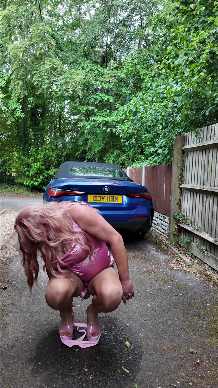 Kellycd2022: Si seksi crossdresser kellycd2022 dengan gaun mengkilap merah muda seksi...
