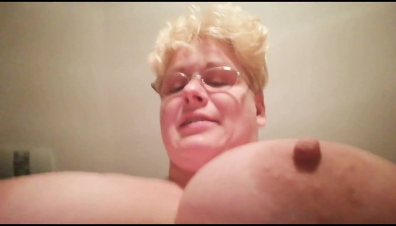 Putarankahotmilf: Fucking my ass with a dildo and pissing