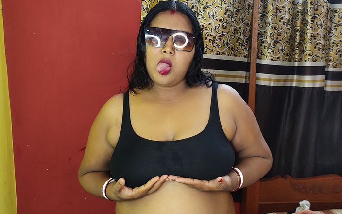 Sexy Indian babe: Indian MILF getting hot to make you cum