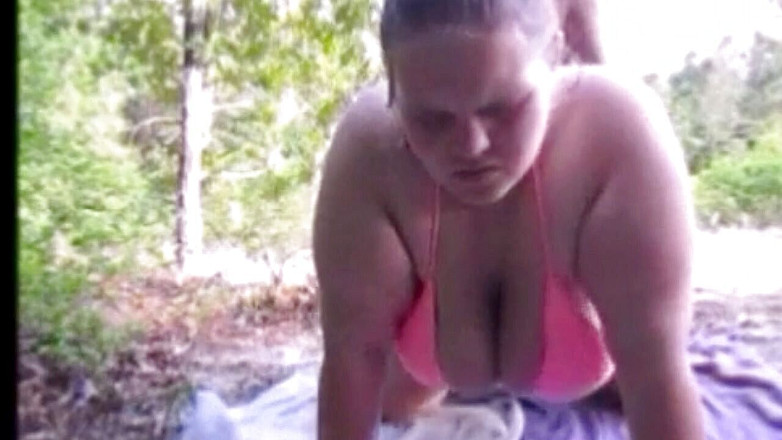 Fat House Wife: 穿着性感比基尼的辣妈在户外被狠操大屁股