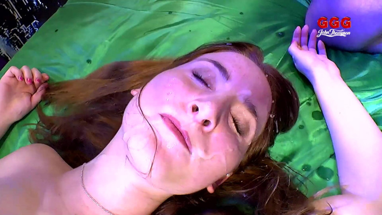 German Hardcore Gangbang: Dövmeli Latin Fışkırtmak Için Canavar Dildolarla Götüne Ve Amına Yumruk...