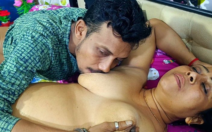 MrsEntertainer: Sexig yogaklasslärare knullades av sin student medan hon gjorde yoga.