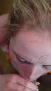 Duits meisje geeft vuile praat pov pijpbeurt en slikt sperma