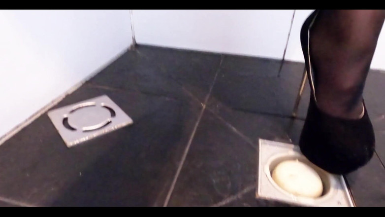 Miss Lilith devil: Escravidão e palmada no chuveiro seguido de dedilhado até esguichar