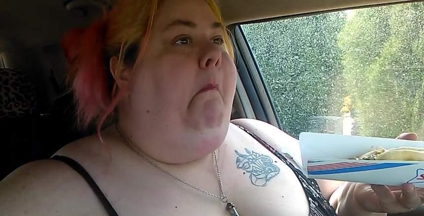 Kitty Delgato: Arabada bir ayak boyu yutuyor