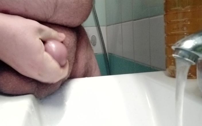 Big Pisser: Superchub meester gewassen ongesneden pik schoon en vochtig als met...