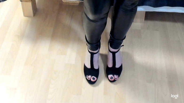 HotLeyla86: Lady Leyla shows you your place servant