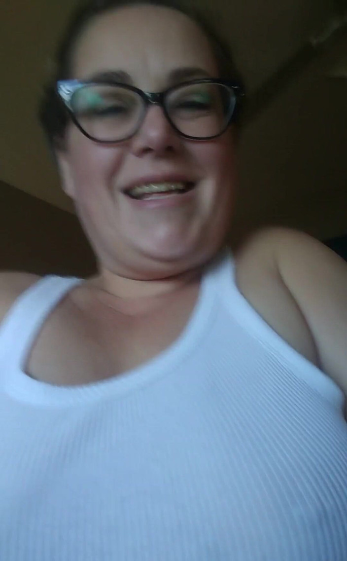 Lily Bay: ワイフビーター。私はそれを着るとき、あなたがたが好きになることを知っています