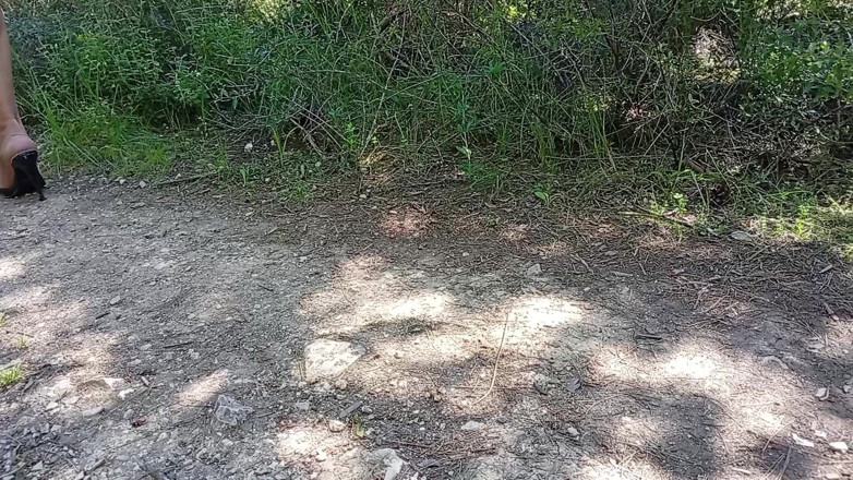 Rita Perutzi: Rita Perutzi Peeing 1