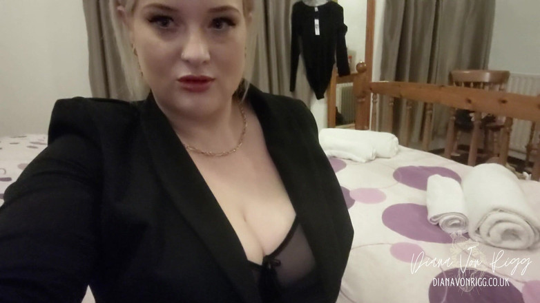 Diana Von Rigg: 脚男奖励尼龙脚和修长的纹身腿崇拜