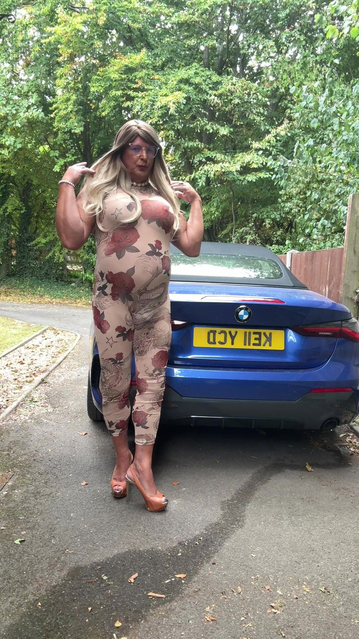 Kellycd2022: Сексуальний кроссдрессер kellycd2022 в сексуальному квітковому прозорому комбінезоні та на підборах