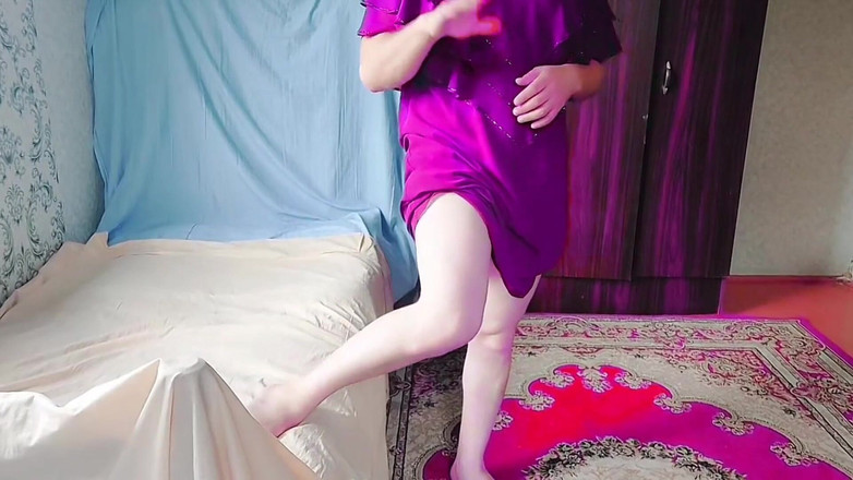 Kitty_Cross: 태도로 우아함을 포용하는 매혹적인 펨보이 판타지