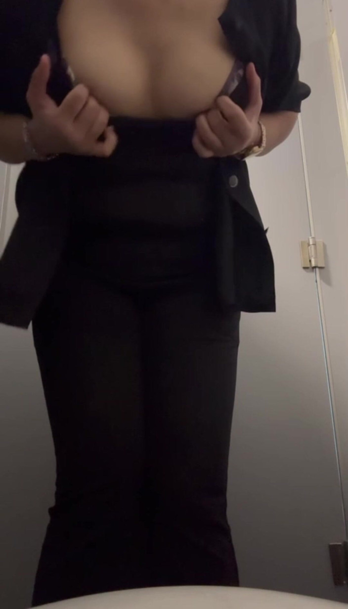 Hot Indian mommy: Desi Bhabhi borsten laten zien