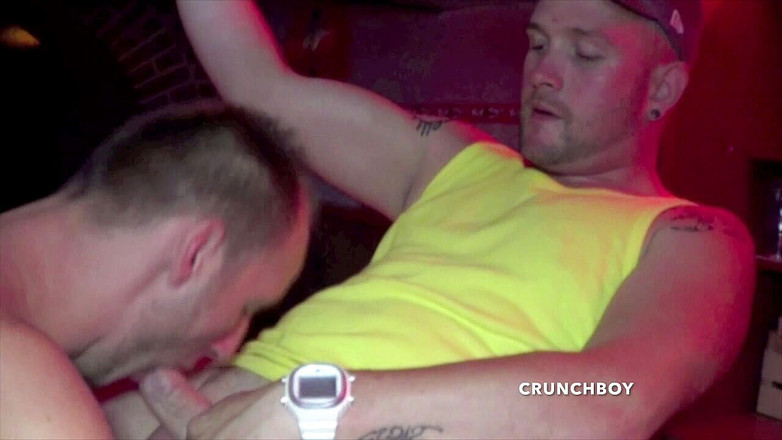 Sneaker gay: Striaght - curiosa chupando o sexy John Adams nos bastidores