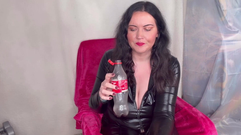 MissFFW: ミス・フッフルはコーラのボトルとげっぷを楽しむ