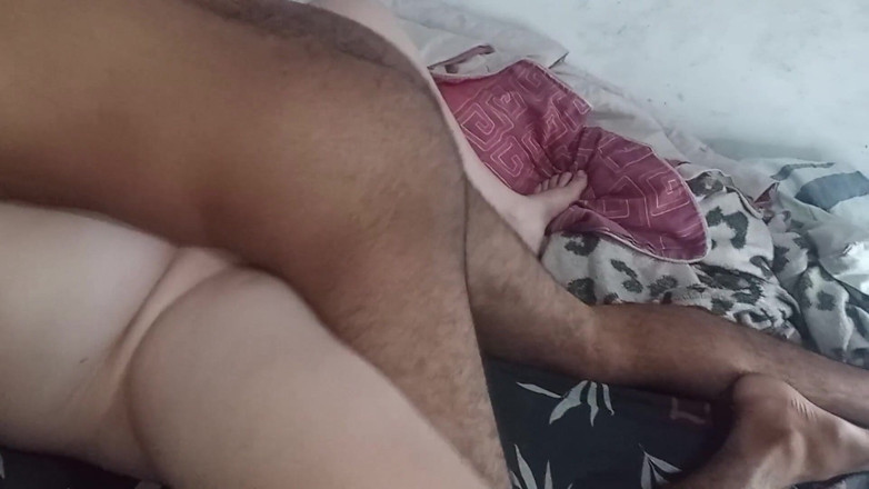 Cuckold Couple Swing: 把阴户放在绿帽男朋友的鸡巴上