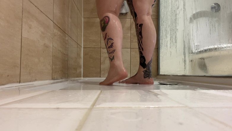 Miss Valentina: Ducharse vista de los pies