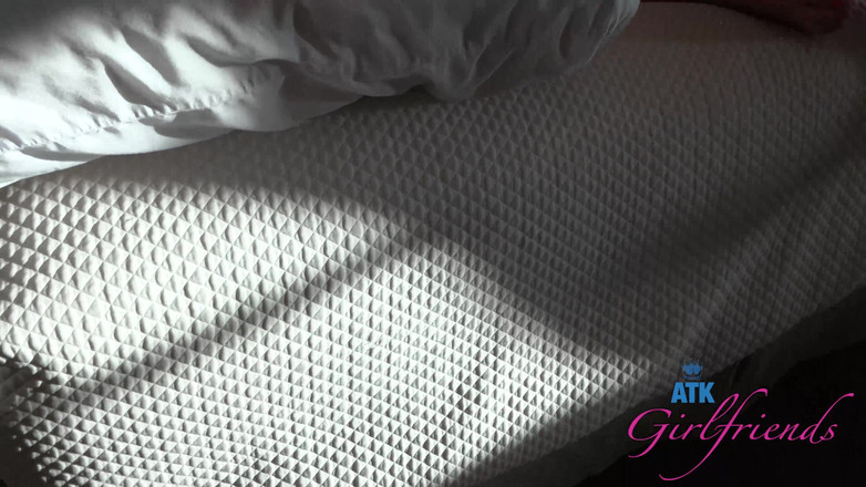 ATK Girlfriends: Vyrazíte na pláž, abyste viděli stránky s Lily, ale vy...