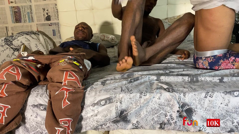 Funfor10k gay videos: Ben ve arkadaşım utangaç kuzenimi korunmasız ve derinden sikiyorum