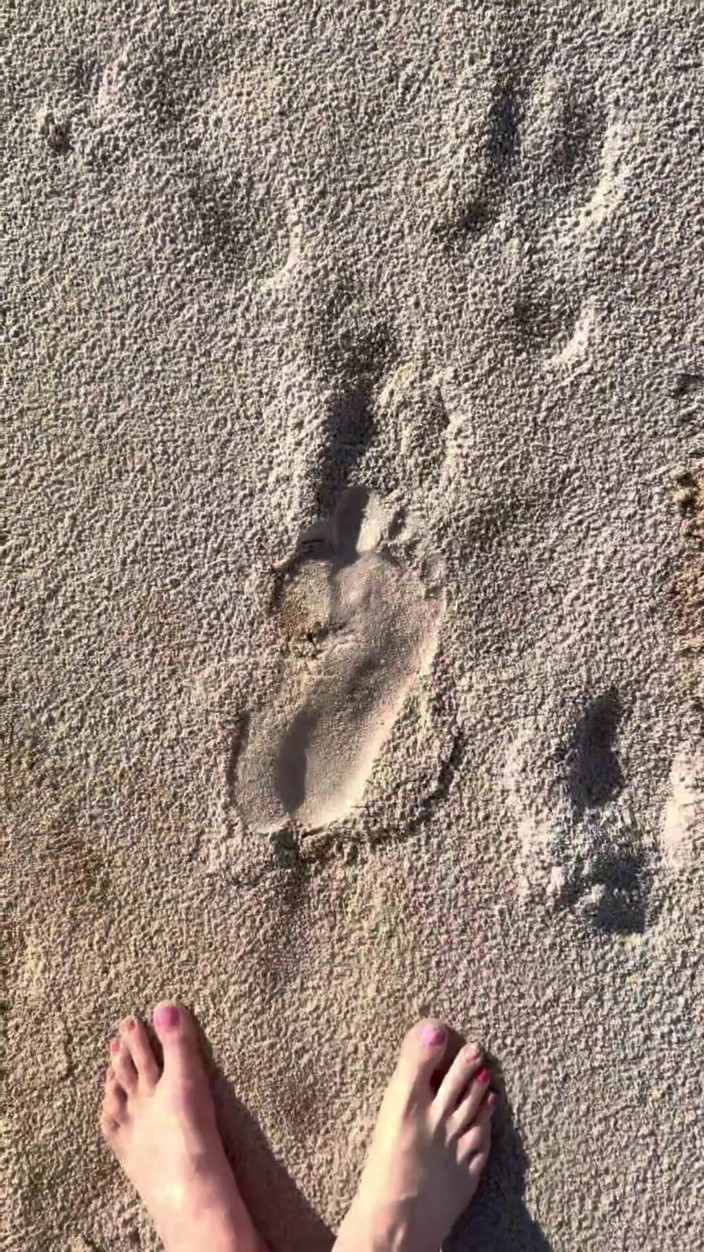 Peppermint Giantess: Comparând dimensiunea de 16 picioare cu sand print-uri la plajă