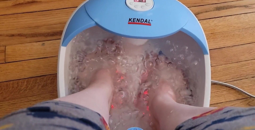 KinkyKatie: Para os meus pés, caras!