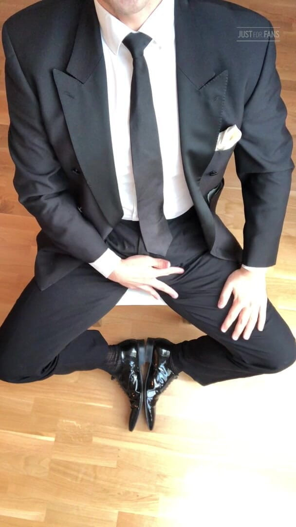 Master Shiny Shoes: Siyah takım elbiseli mastürbasyon