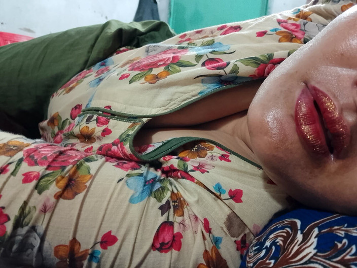 Abida pavreen: Vista sottosopra mentre scopa la figa bagnata arrapata della sorellastra...