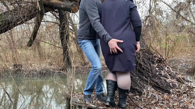 OurFetishLife: Tchýně má mokrou kundičku s tvou dlaní