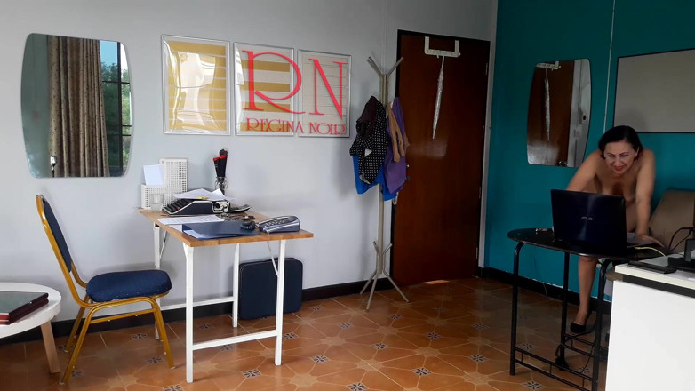 Regina Noir: Nhân viên khỏa thân trong văn phòng