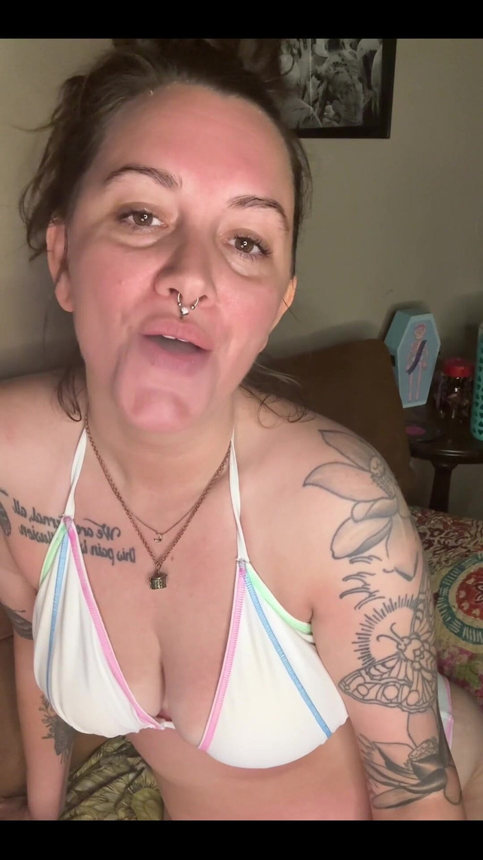 Chery Trees: Chery trees raucht in einem bikini