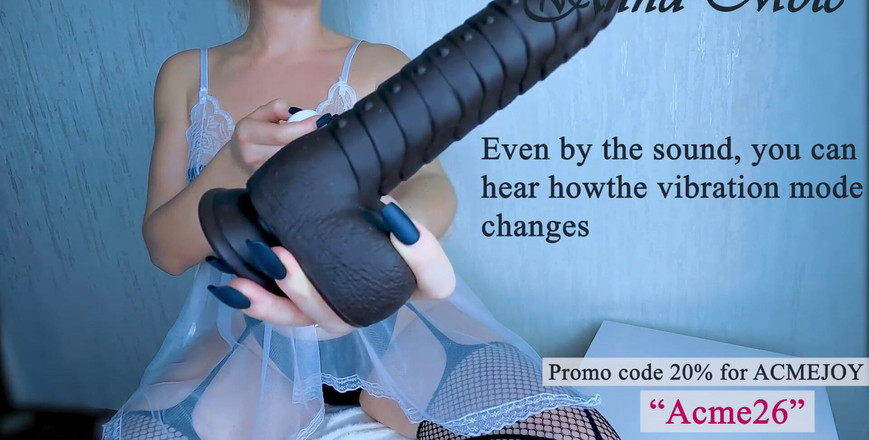 Anna Mole: 我多汁的流着白浆的阴户在骑乘一根黑色的大假阳具时大量流出精液