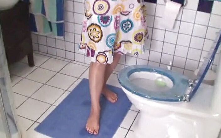 Foot Girls: Malowanie paznokci na siedzeniu toaletowym