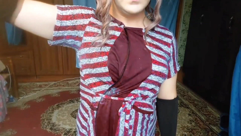 Kitty_Cross: Чудова фембойка носить блискучі колготки під прозорою сукнею