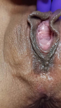 Ku em lingerie erótica linda vagina em close-up com seus brinquedos que a levam ao orgasmo real esguichando