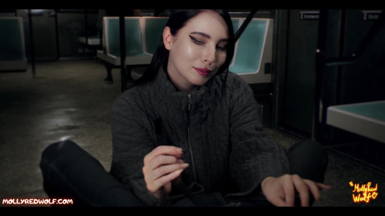 MollyRedWolf: Beautiful Stranger Sucked Me in Train - Mollyredwolf