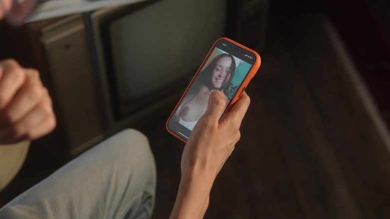 Pipe Boy: ロレナドルはセクシーなメッセージの失敗でオタクのパイプボーイとセックスし、カウガールとドギーで彼の大きなペニスに乗る