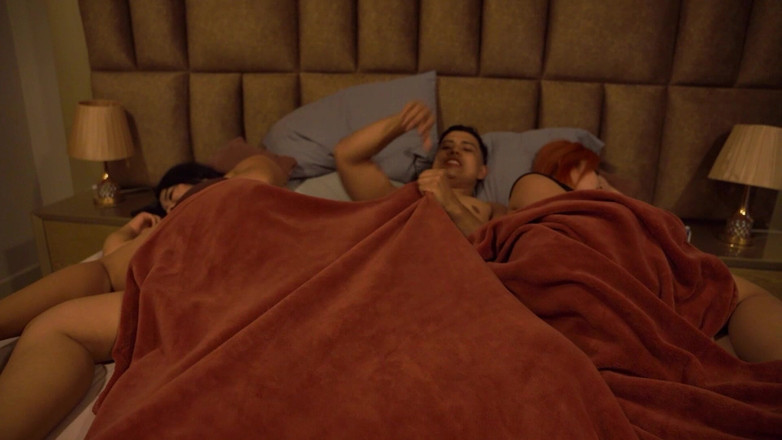 celestealba: Prietenul meu și cu mine împărțim acel penis mare, are două funduri...