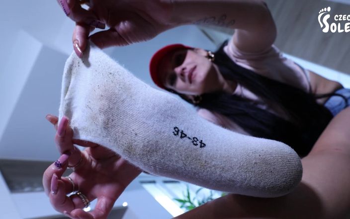 Czech Soles - foot fetish content: बदबूदार जिम पैर और मोजे हिलाने के निर्देश