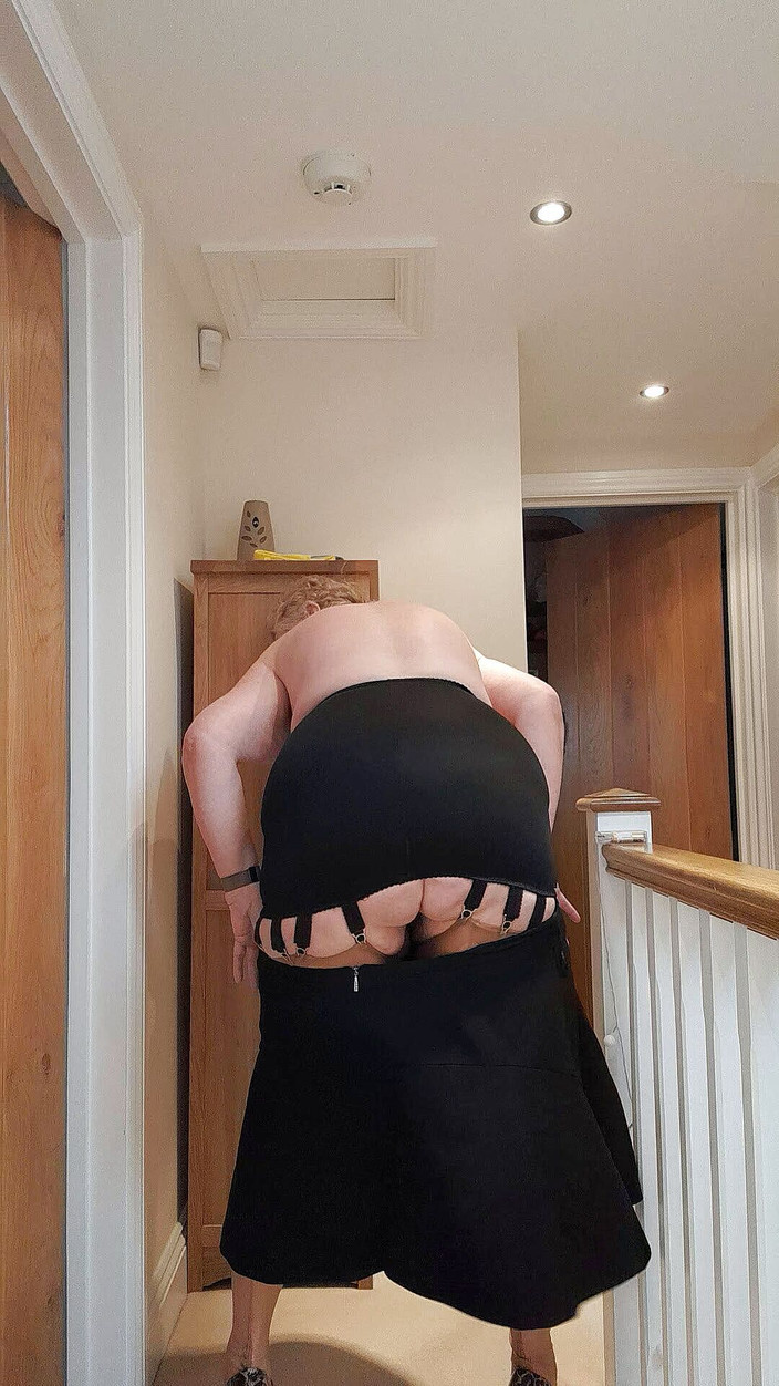 Uk Joolz: Krátká sukně, FF punčochy, podpatky a žádné kalhotky!