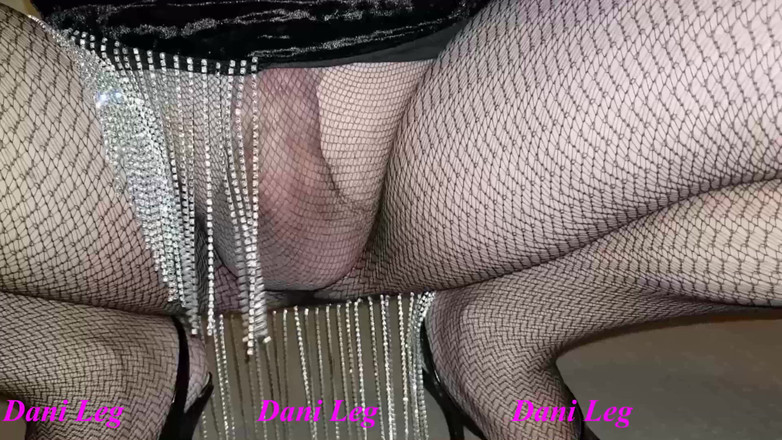 Dani Leg: Dani Cums Big v sexy černé síťce