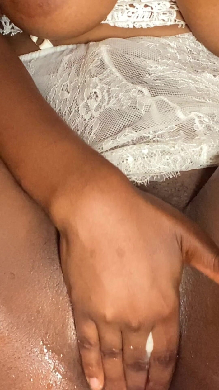 Slipperyblackgirl: Tất cả đều chào đón cái âm hộ đầy tinh khiến tôi muốn nhiều...