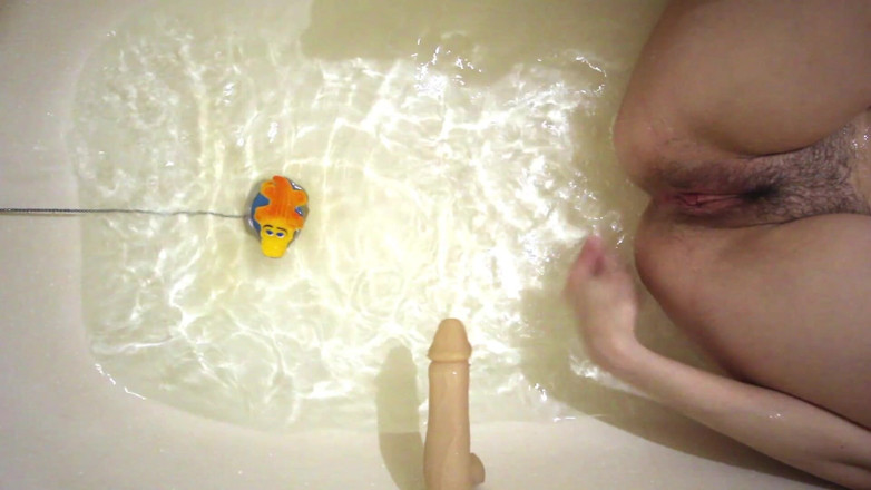 Hairypussyangel: Gambe sexy nel bagno, sega con i piedi e sega