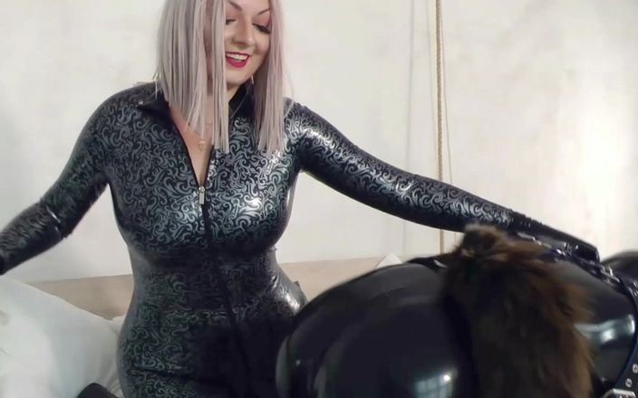 Arya Grander: Husdjur leker med tung gummifetisch. Blank Älskarinna i Latex Catsuit och...