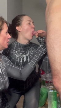 2 Rakan sebilik mahu memusnahkan semua lubang mereka dengan batang besar. Cosplay Spider Girls Bertiga, creampie dubur. Pancutan mani seks kasar